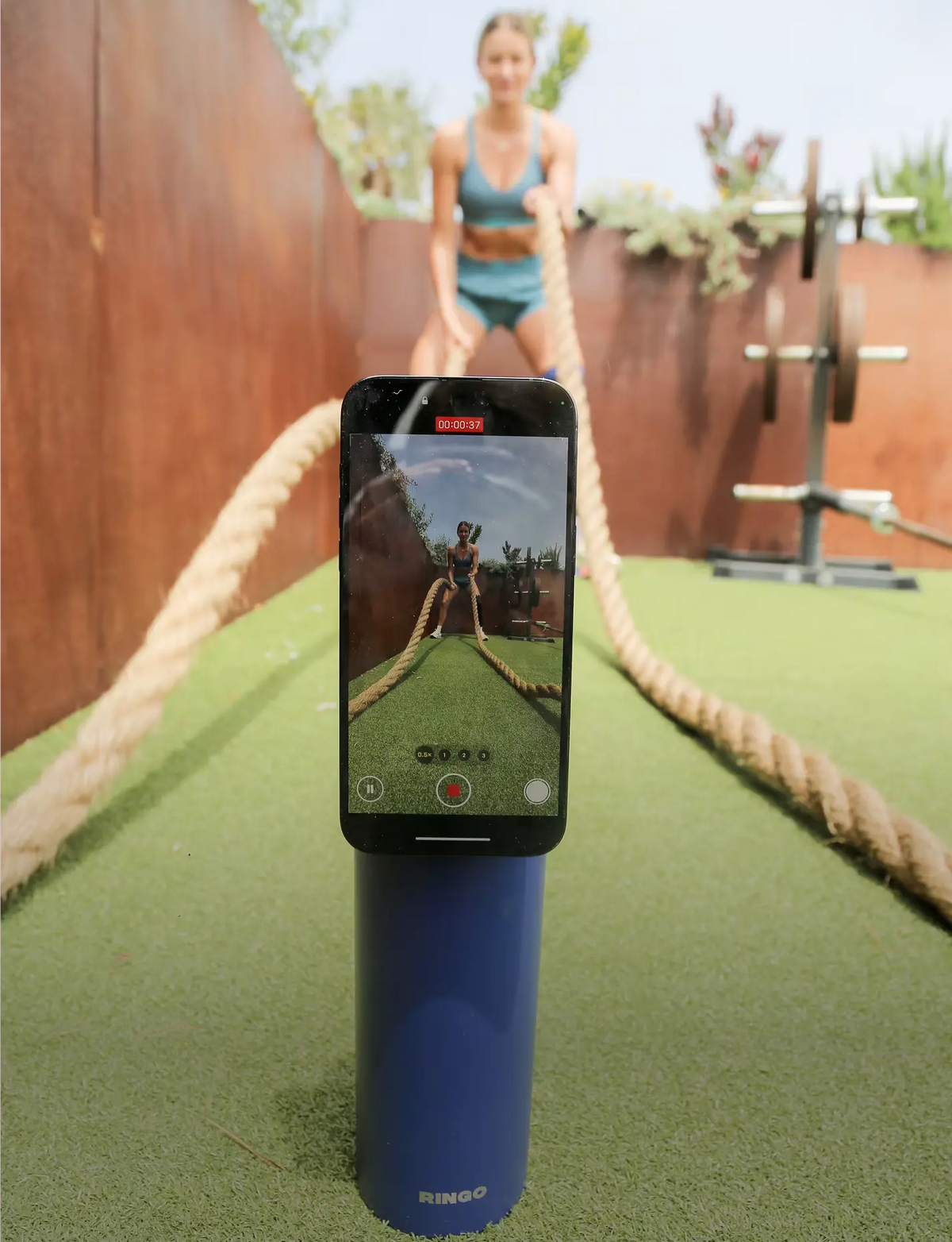 Gourde Ringo Pro utilisée comme support téléphone à la salle de sport